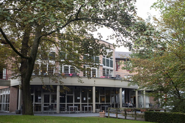 Woonzorgcentrum De Korenbloem-Woonzorgcentrum-Kortrijk-foto-de-Lauwer-achterkant.jpeg