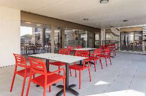 Woonzorgcentrum Ploegdries-Rusthuis-Lommel-Terras met rode stoelen-min.jpg