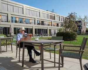 Woonzorgcentrum & Assistentiewoningen Residentie Mayerhof-Serviceflat-Mortsel-Mayerhof_Terras_Krant_8526.jpeg